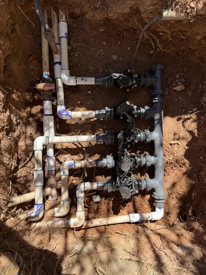 Multi-zone irrigation manifold and valve installation